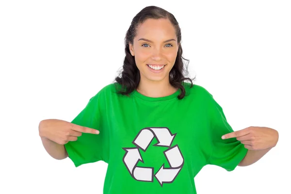 Sorrindo mulher vestindo tshirt verde reciclagem apontando sobre ele — Fotografia de Stock