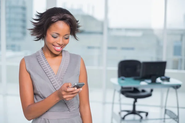 Heureuse femme d'affaires debout dans son bureau — Photo