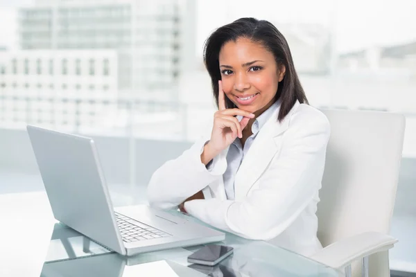 Jeune femme d'affaires rêveuse utilisant un ordinateur portable — Photo