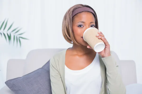 Vacker kvinna sitter på soffan och dricka kaffe — Stockfoto