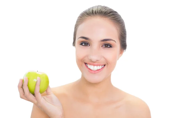 Joven alegre sosteniendo una manzana verde — Foto de Stock