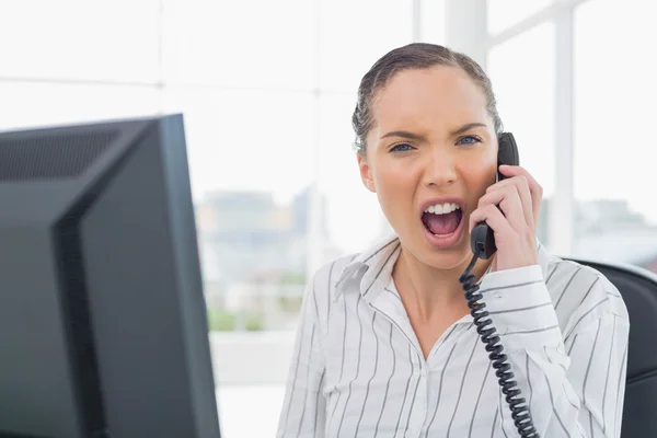 Rozzlobený podnikatelka, křičí na telefonu — Stock fotografie