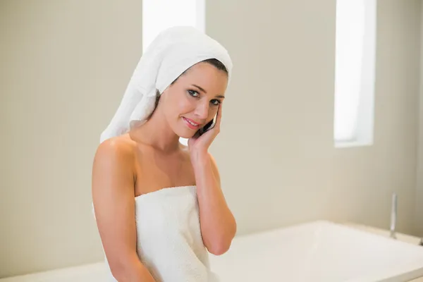 Femme détendue passer un appel téléphonique — Photo