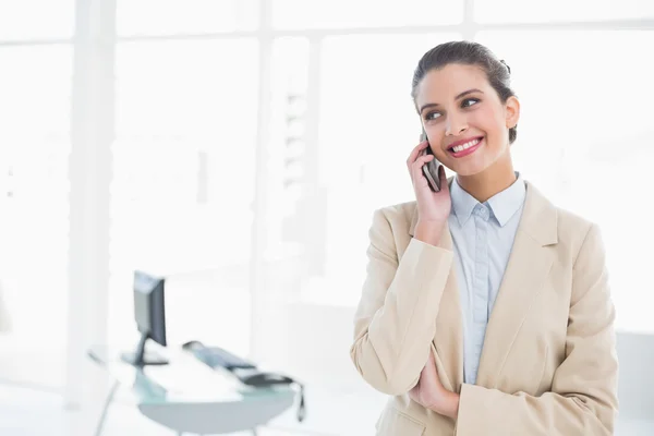 Femme d'affaires souriante passer un appel téléphonique — Photo