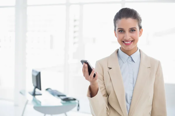 Empresa contenta sosteniendo un teléfono móvil — Foto de Stock