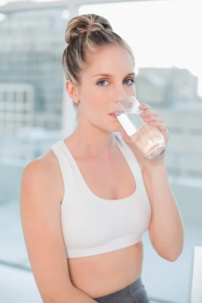 Schöne athletische Blondine trinkt Wasser — Stockfoto