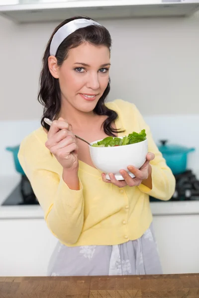 Model zawartości przepiękny przytrzymanie zdrowe sałatki — Zdjęcie stockowe