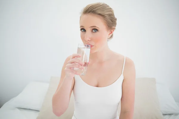 Contenido natural rubia bebiendo un vaso de agua —  Fotos de Stock