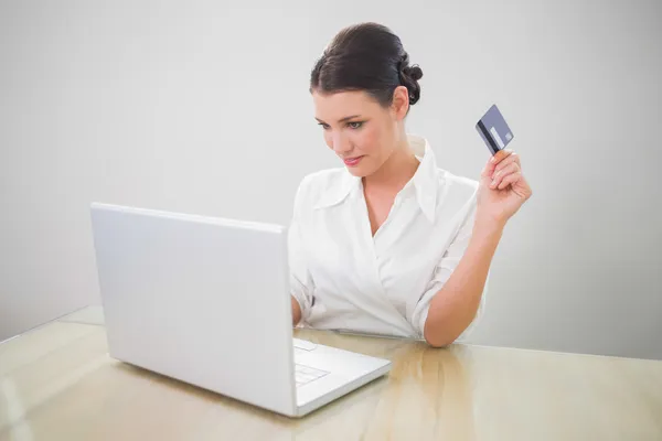 Businesswoman compras en línea usando el ordenador portátil —  Fotos de Stock