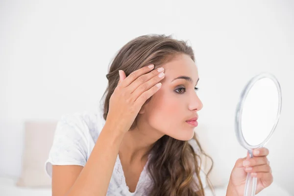 Brunette looking at mirror — Stock Photo, Image