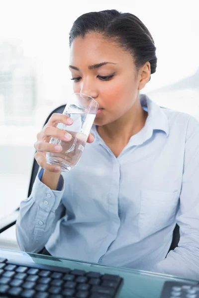 Calma giovane donna d'affari bere acqua — Foto Stock