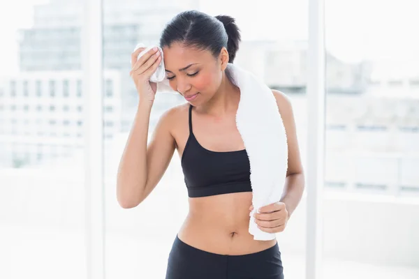 Müdes Model in Sportbekleidung trocknet sich mit Handtuch — Stockfoto