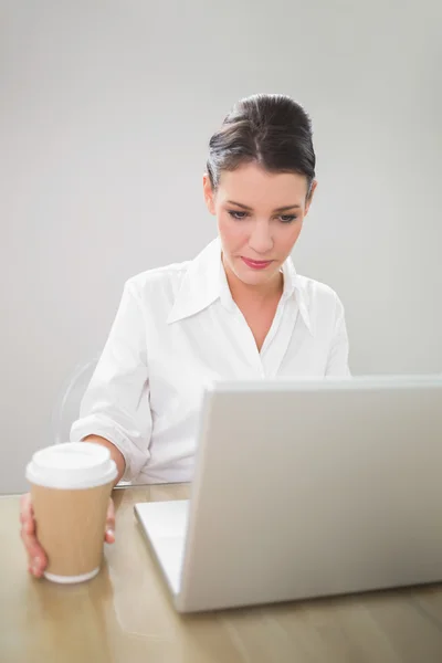 Businesswoman working on laptop — Stock Photo, Image