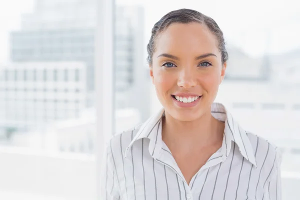 Portret uśmiechniętej bizneswoman — Zdjęcie stockowe