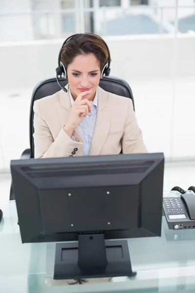 Femme d'affaires réfléchie regardant l'écran — Photo