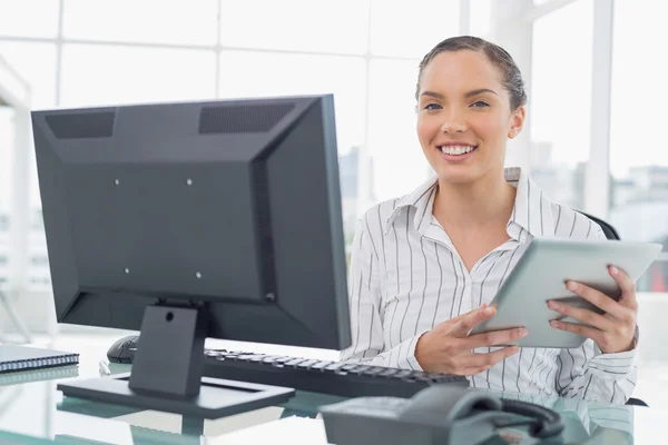 Feliz empresaria sosteniendo tableta — Foto de Stock