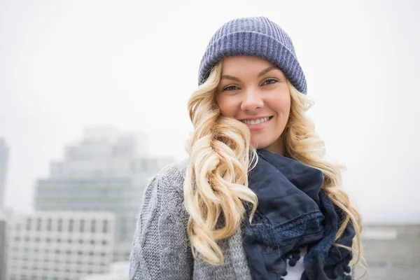 Happy gorgeous blonde posing outdoors — Stock Photo, Image