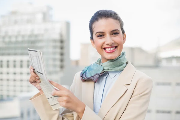 Cute businesswoman holding a newspaper — Stock Photo, Image