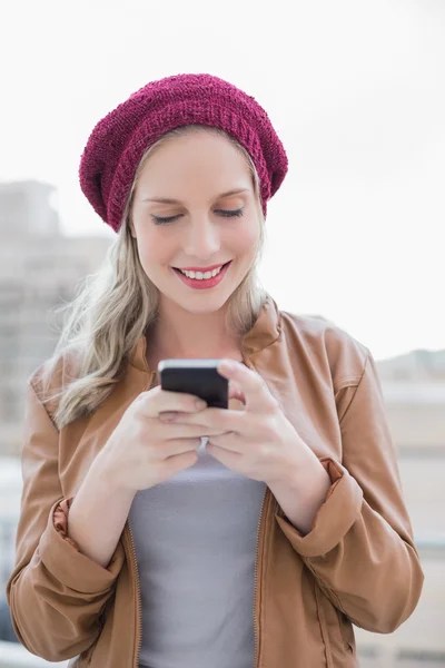 Uśmiechający się dorywczo blondynka na zewnątrz wiadomości tekstowych — Zdjęcie stockowe