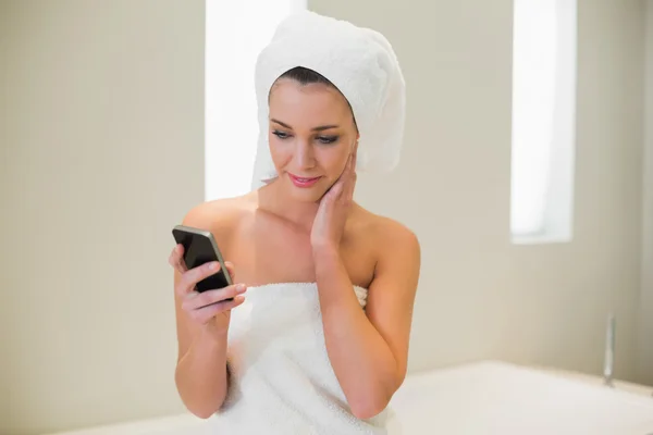 Pensive woman using her mobile phone — Stock Photo, Image