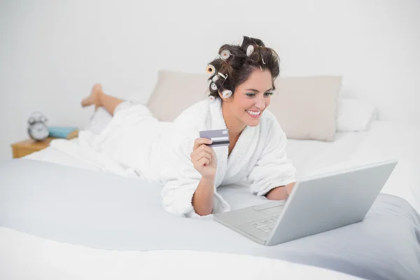 Inhoud natuurlijke brunette met credit card en laptop — Stockfoto