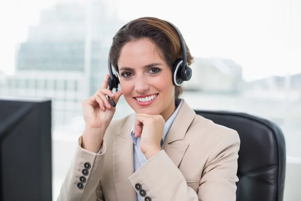 Zufriedene Geschäftsfrau berührt Headset — Stockfoto