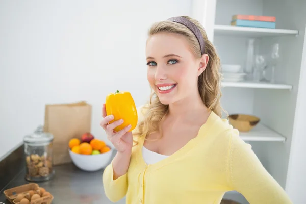 Glad söt blondin innehar en gul paprika — Stockfoto