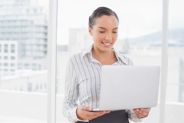 Zufriedene hübsche Geschäftsfrau mit Laptop — Stockfoto