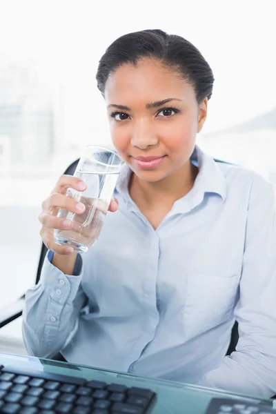 S úsměvem mladá podnikatelka drží sklenici vody — Stock fotografie