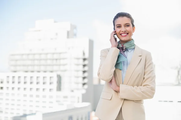 Счастливая деловая женщина делает телефонный звонок — стоковое фото