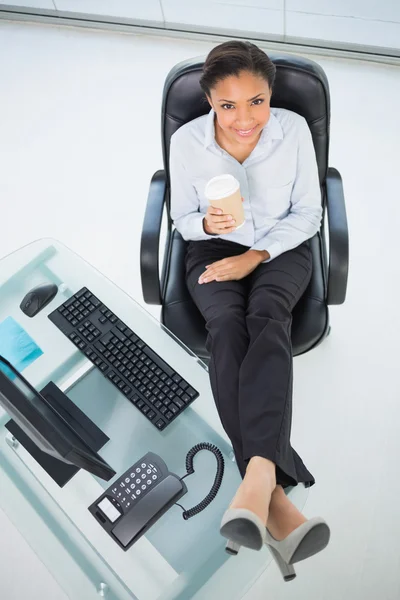 Stylische junge Geschäftsfrau mit einer Tasse Kaffee — Stockfoto