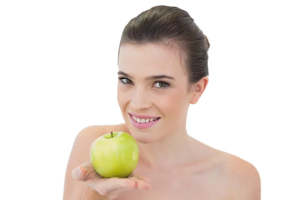 Щаслива модель пропонує зелене яблуко — стокове фото