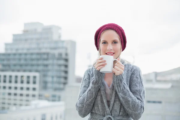 Leende vackra blonda håller kaffe utomhus — Stockfoto