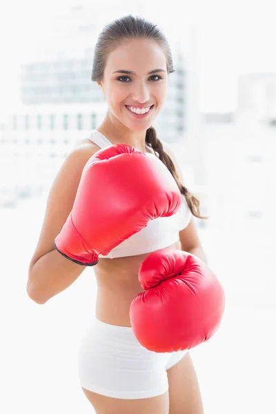 Sportlich lächelnd mit roten Boxhandschuhen — Stockfoto