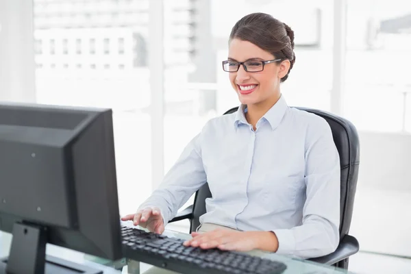 Empresária agradável usando um computador — Fotografia de Stock