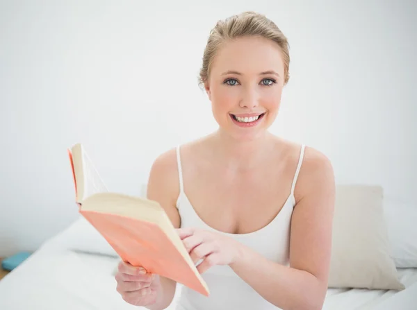 Natural sorrindo loira segurando um livro — Fotografia de Stock