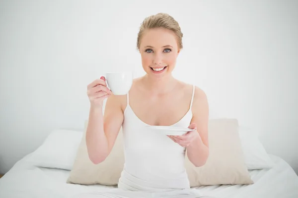 Natural rubia feliz sosteniendo una taza — Foto de Stock