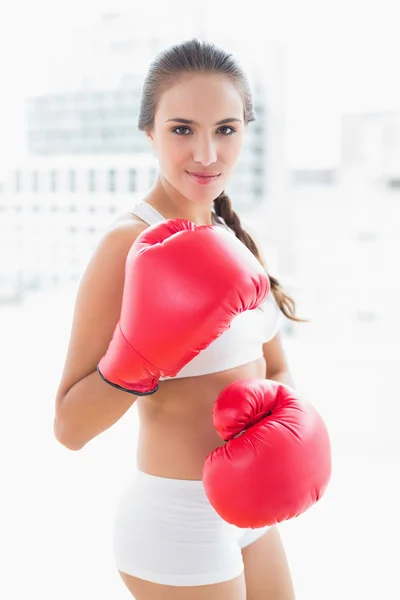 Sportiga kvinnan bär röda boxningshandskar — Stockfoto