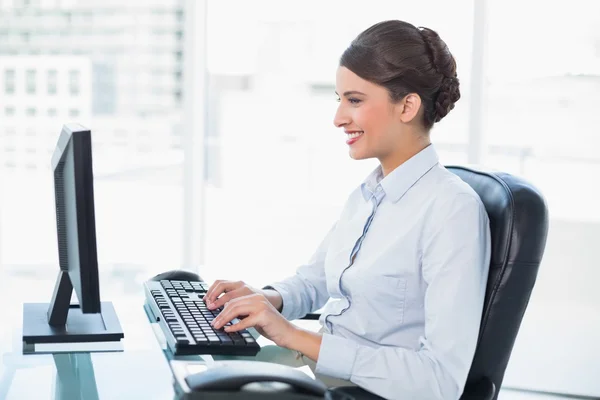 Geschäftsfrau benutzt einen Computer — Stockfoto