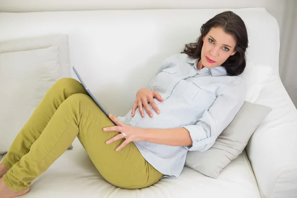 Affascinante donna incinta utilizzando un tablet pc — Foto Stock