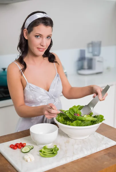 Usmívající se Roztomilá brunetka míchání zdravý salát — Stock fotografie