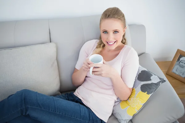 Casual smiling blonde holding a mug — Stock Photo, Image