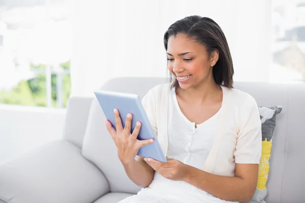 Contenido mujer joven en ropa blanca usando una tableta PC — Foto de Stock