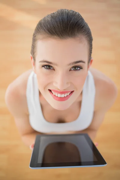 Precioso modelo de ajuste en ropa deportiva que sostiene una tableta pc — Foto de Stock