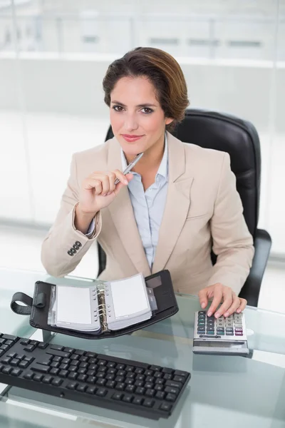 Mujer de negocios sonriente usando calculadora —  Fotos de Stock