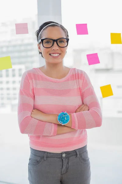 Glückliche Frau mit verschränkten Armen im kreativen Büro — Stockfoto