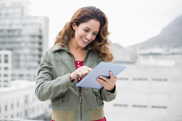 Morena en la moda de invierno utilizando la tableta — Foto de Stock