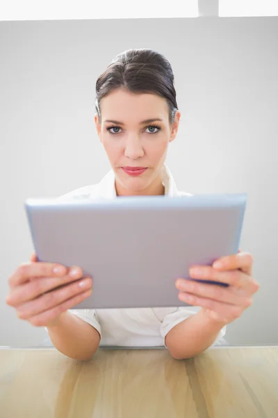 Mujer de negocios serio que trabaja en la tableta de PC — Foto de Stock