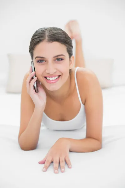 Modell im weißen Pyjama beim Telefonieren — Stockfoto