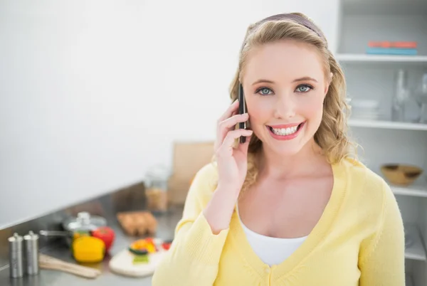 Sorridente carino bionda telefonare — Foto Stock